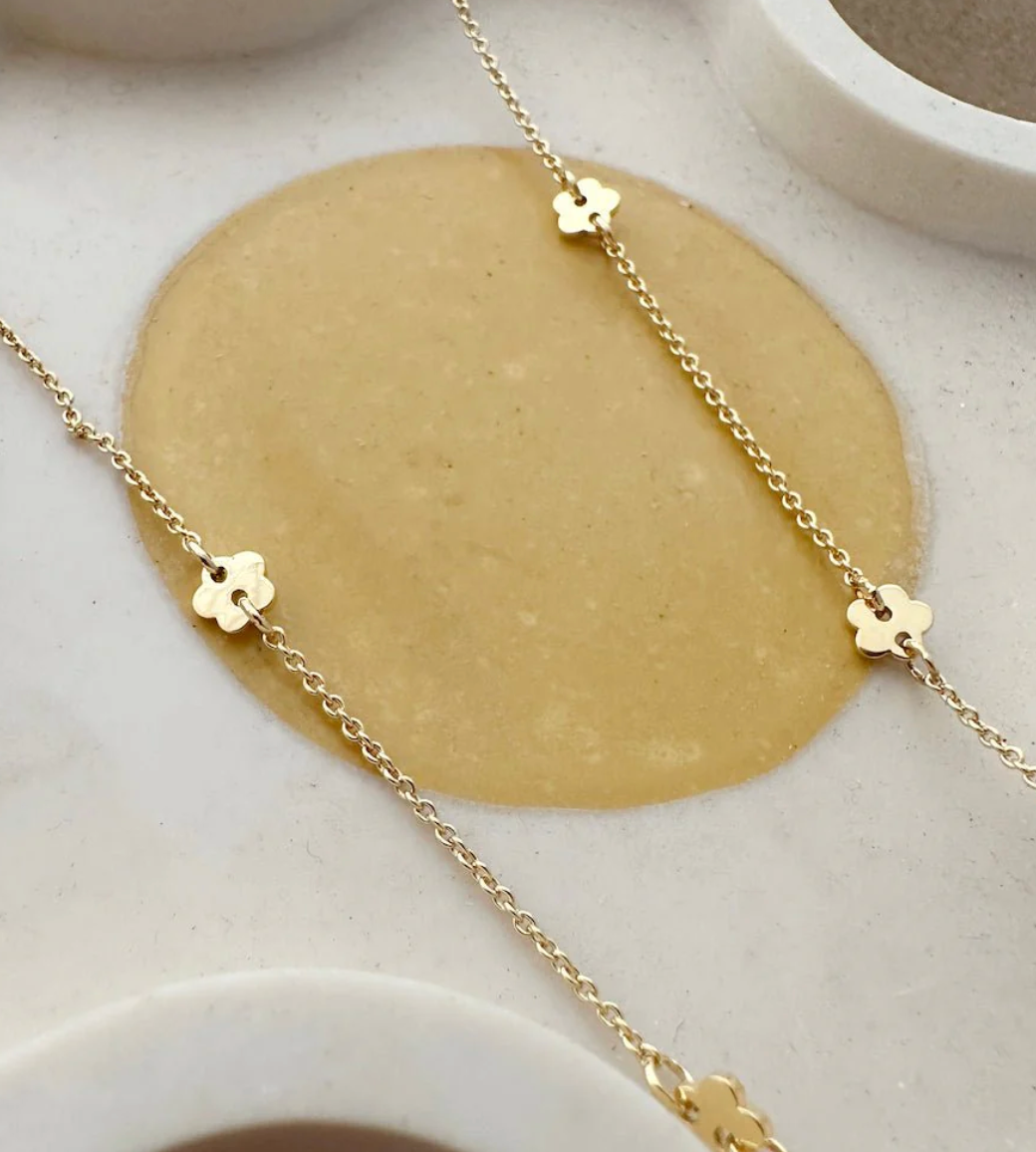 daisy charm necklace