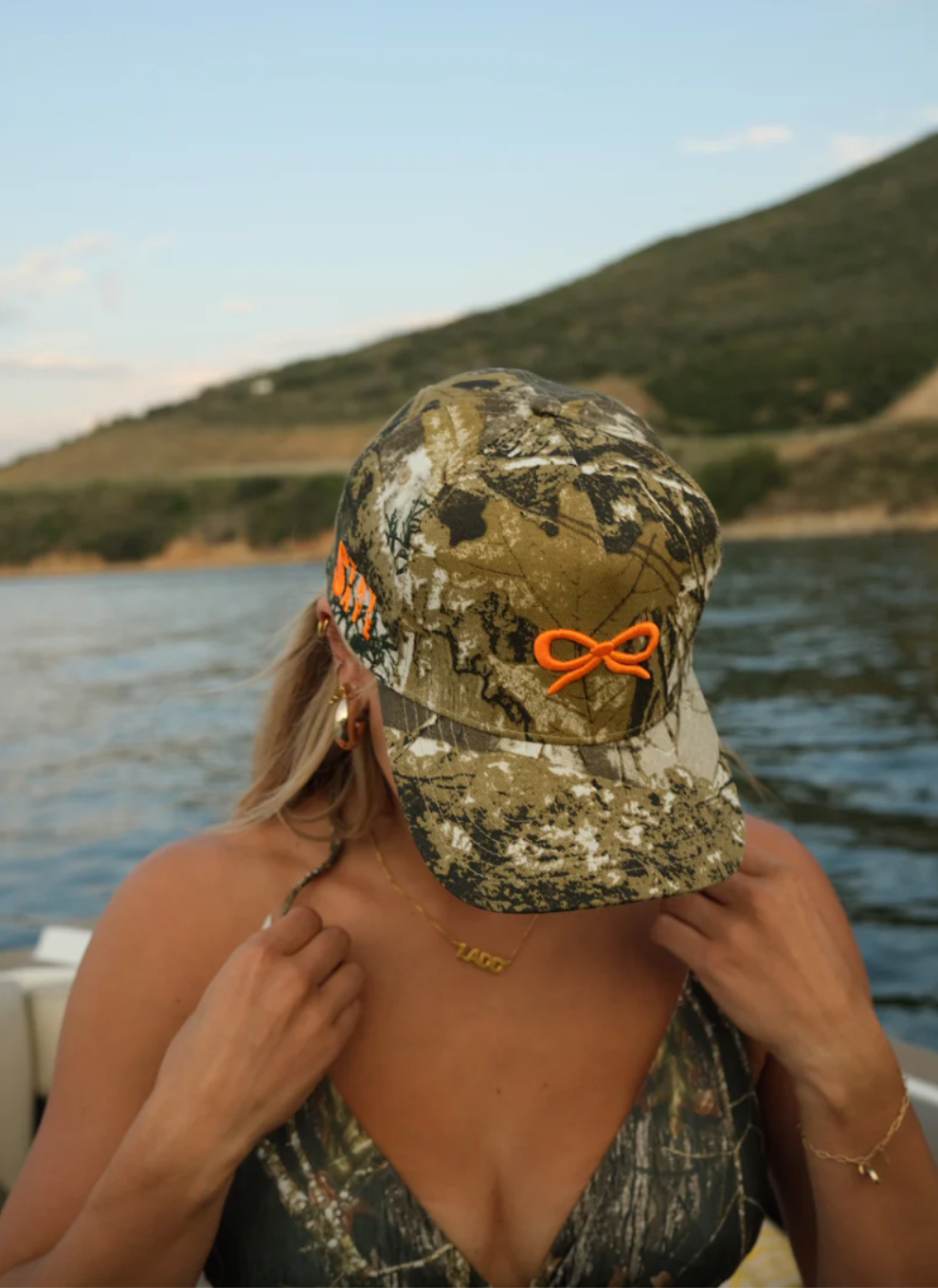 kaxi camo bow trucker hat