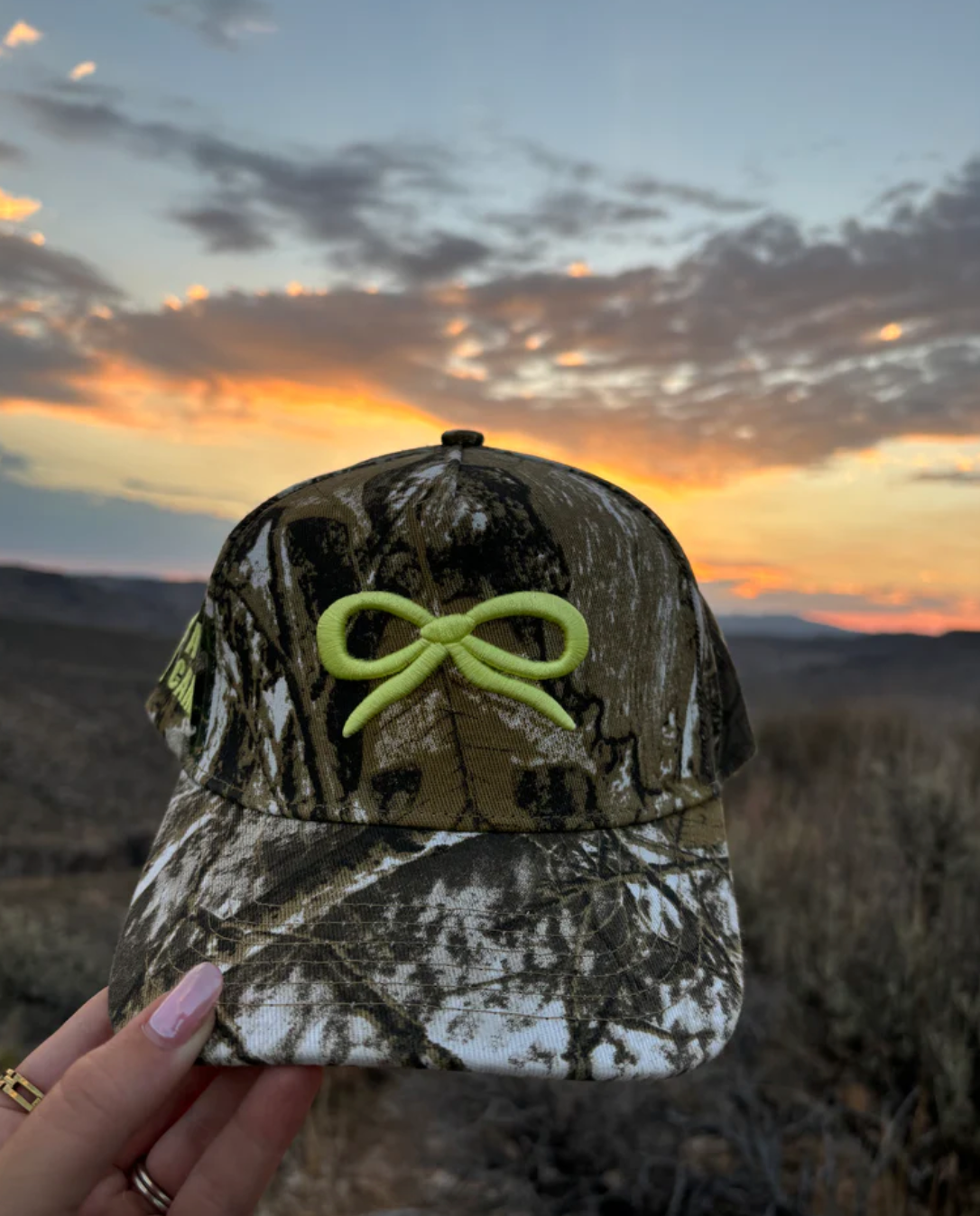 kaxi camo bow trucker hat