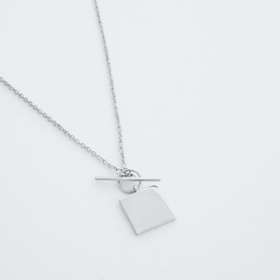 gwyneth toggle necklace